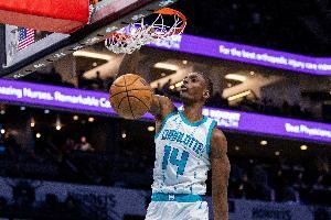  迪亚巴特：第三节对手提升对抗强度我们没跟上节奏 需要更有活力