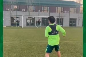  训练结束后，球员们自发组织了射门比赛，现场是一片欢乐的海洋